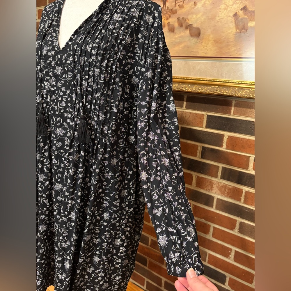 Old Navy Black and White V-Neck Long Sleeve Dress - Picture 8 of 13